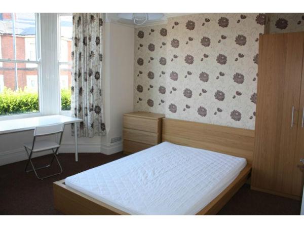 STUDENT SHARED HOUSE | 5 Bedrooms - Available 1st September 2014 - Stonehill Road, Derby66 Stonehill Road, Derby, DE23 6TJ