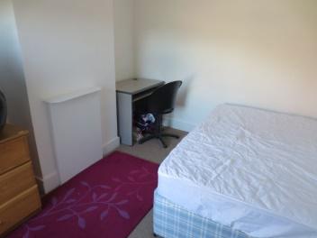Immaculate 4 Bed Student House Park Rd West17 Park Road West, Bedford, MK41 7SB